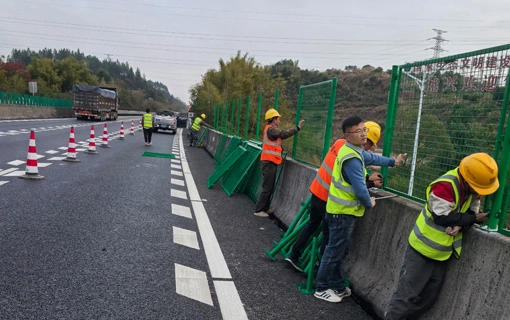 Frame Wire Mesh Fence Installation Enhances Road Safety and Traffic Management