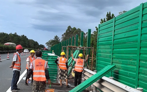 Green Highway Noise Barrier Installation Underway to Reduce Traffic Noise and Enhance Road Safety